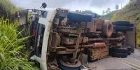 ESTRADA INTERDITADA Caminhão carregado com mamão tomba e interdita estrada que liga Itabira a Nova Era