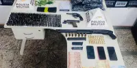 EM BARÃO DE COCAIS Criminoso bate carro em viatura, foge com arma na mão e PM apreende drogas e armas na casa dele