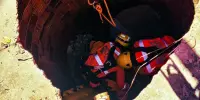 PROCURANDO SINAL DE CELULAR Idosa de 60 anos cai em fossa de quatro metros e é resgatada pelos bombeiros