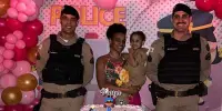 EM SEM PEIXE Policiais militares participam de festa de aniversário de criança admiradora da PM