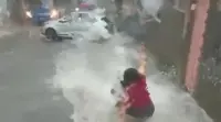 Mulher é arrastada pela enxurrada durante chuva forte; veja vídeo