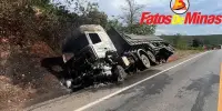 RODOVIA BR-381 Carreta carregada com café incendeia depois de cair em canaleta após motorista foi fechado por carro