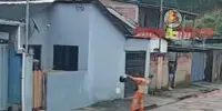 SUSPEITO FUGIU ANTES DA CHEGADA DA PM - Mulher é agredida pelo ex-companheiro dentro de casa em Nova Era; Veja Vídeo