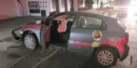 SOB EFEITO DE ÁLCOOL Motorista bate carro em poste, capota e deixa rede elétrica exposta