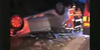 Carro capota e motorista fica preso pelo cinto na BR-381 em Caeté