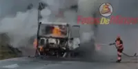 Caminhão pega fogo e cabine é destruída próximo a Ravena; Veja vídeo