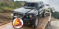 Pajero capota e duas pessoas ficam feridas em Ferros