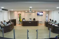 Habitação, saúde e serviços públicos estão entre as propostas que avançam após análise das comissões